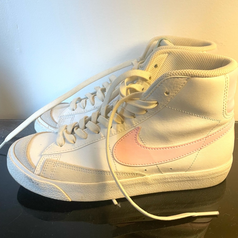 pink & white Nike blazer mid ‘77